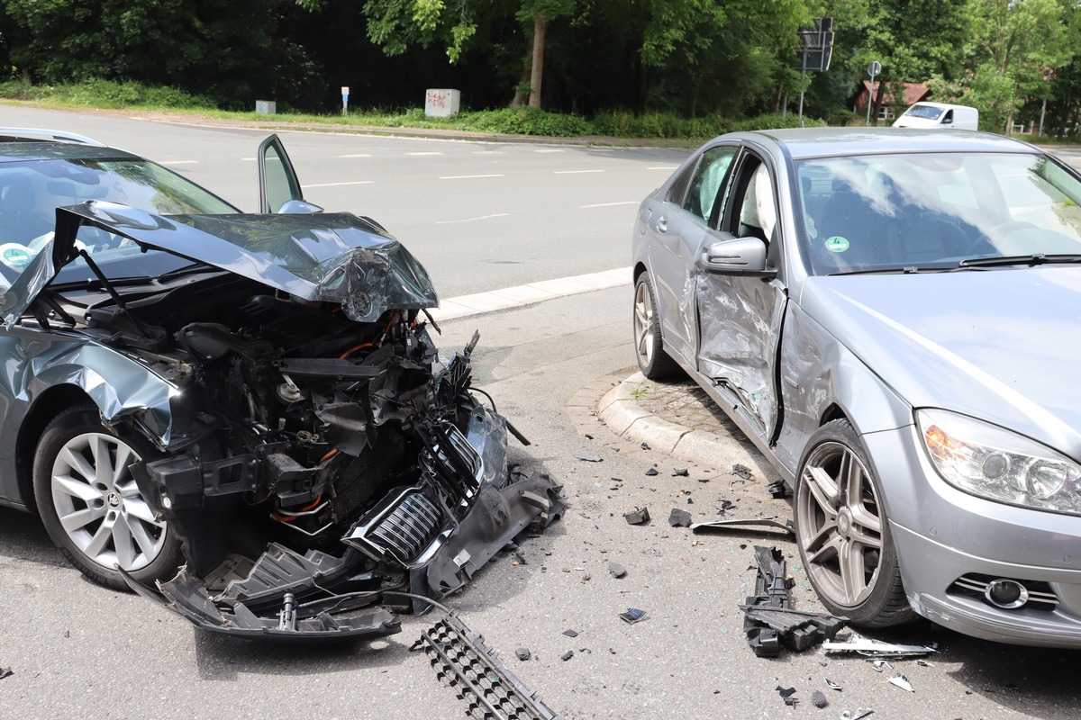 POL-HF: Verkehrsunfall im Kreuzungsbereich - 54-Jähriger leicht verletzt