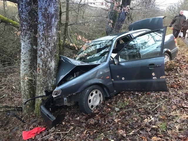 POL-PDTR: Alleinunfall mit leichtverletzten Person