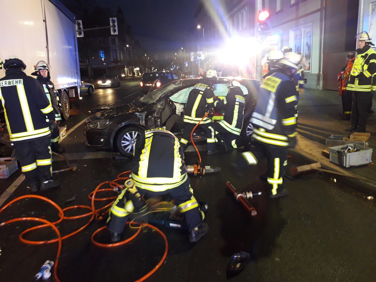 FW-EN: Schwerer Verkehrsunfall auf der Hagener Str.