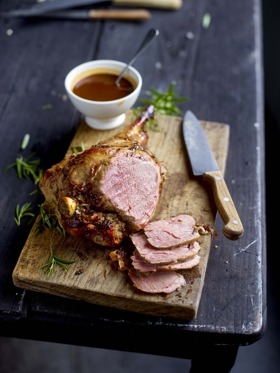 Lammfleisch passend zur kalten Jahreszeit: Lammkeule mit Knoblauch, Rosmarin und Honig-Senf-Kruste