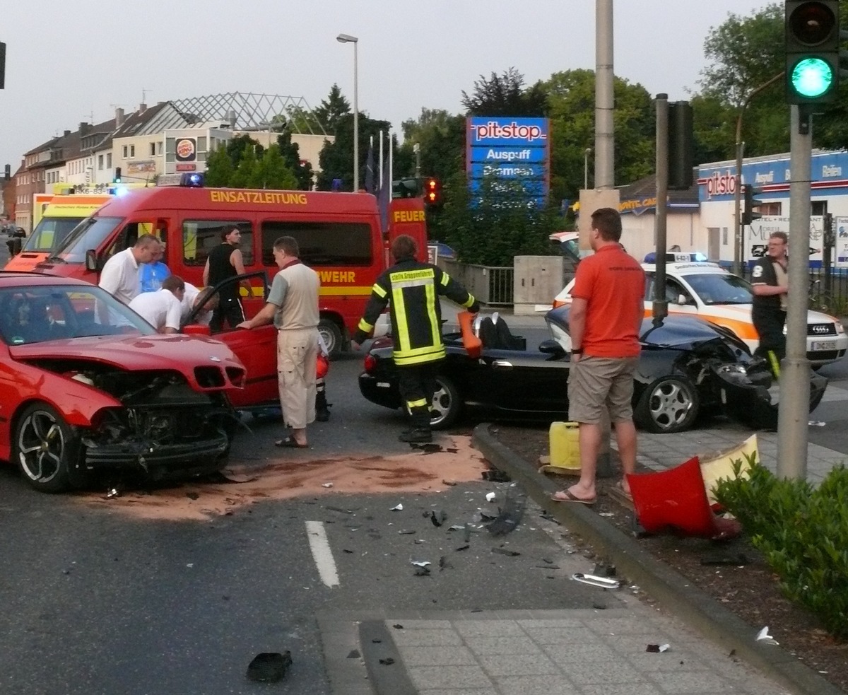 POL-DN: Wer hatte Grün? - Zwei Schwerverletzte bei Unfall