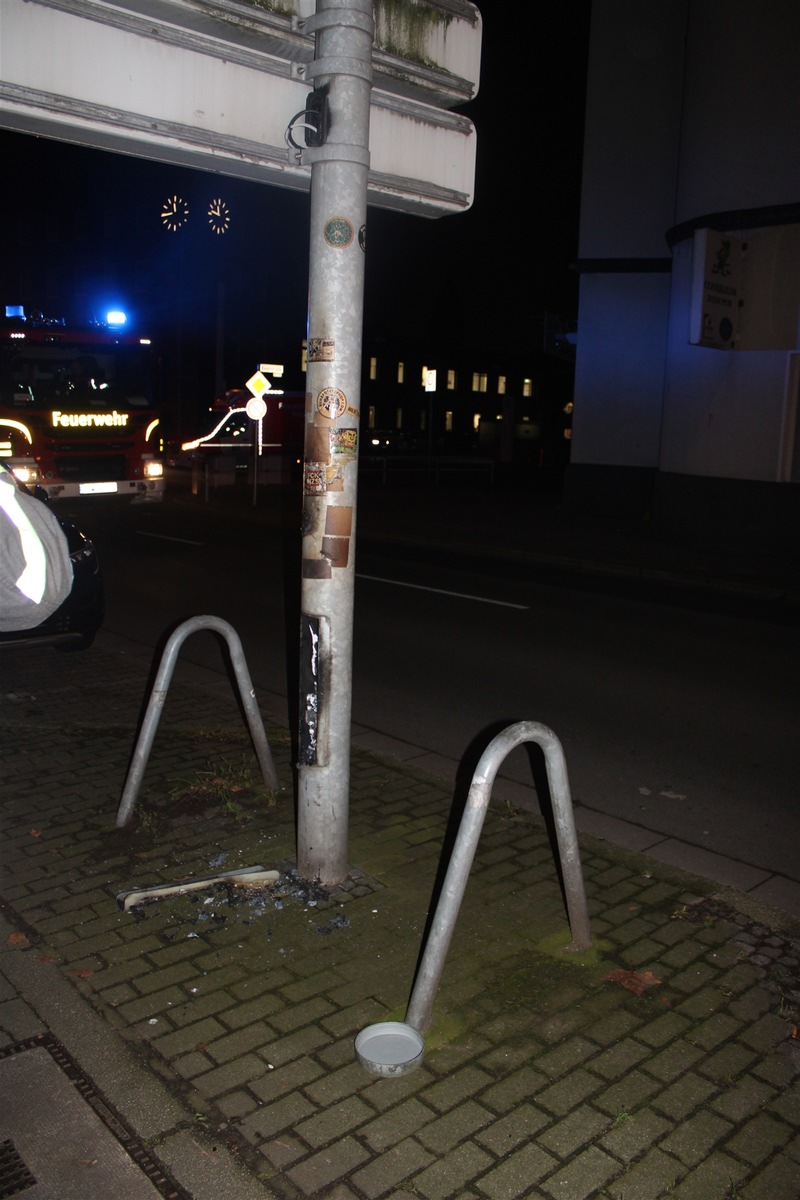 POL-GE: Verkehrslenkungsanzeige beschädigt - Stromausfall in mehreren Häusern