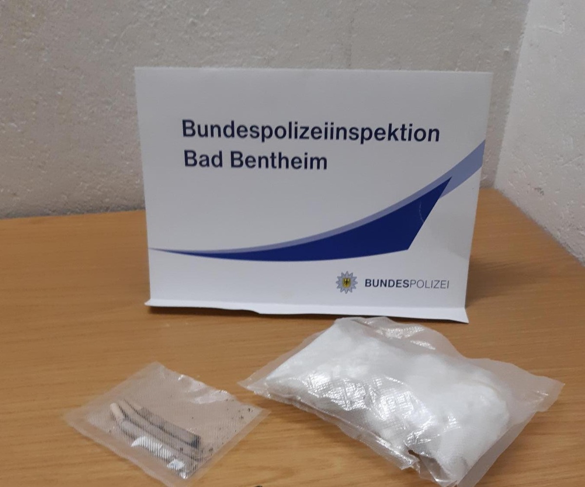 BPOL-BadBentheim: Stark ausgebeulte Hose überführt Drogenschmuggler / Kokain im Wert von rund 14.000 Euro beschlagnahmt