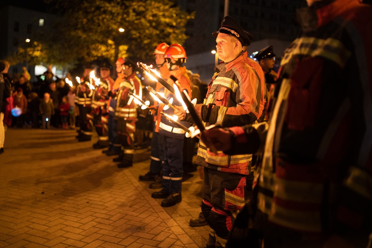 FW Norderstedt: Großer Laternenumzug in Norderstedt/ Harksheide