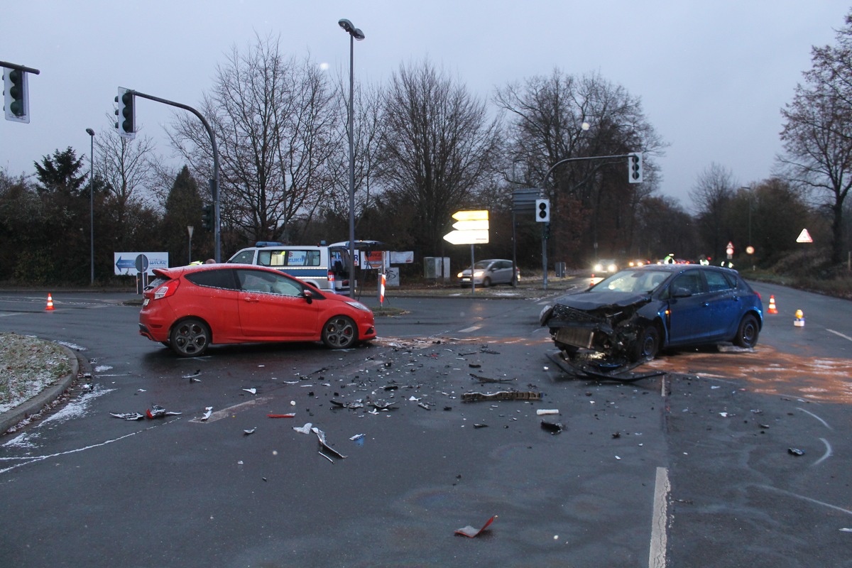 POL-BO: Straßensperrung nach Unfall in Einmündungsbereich