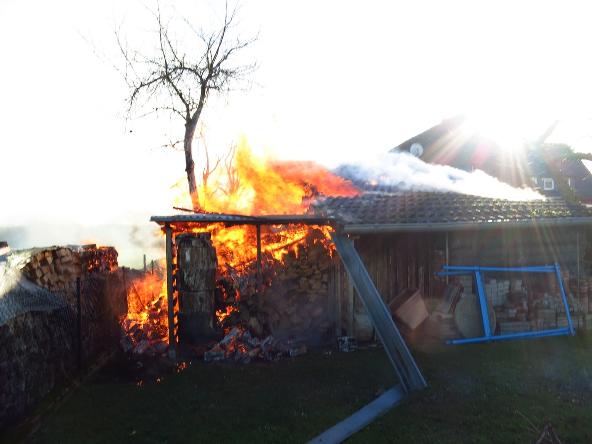 FW-WRN: FEUER_3 - LZ1 - LG2 - brennt Holzstapel