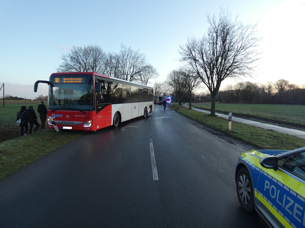 POL-VER: ++Vierjähriger läuft gegen Auto++Unfall durch Sekundenschlaf++Unfall am ZOB - Fußgänger wird vom Heck eines Linienbusses touchiert++Auffahrunfall fordert Leichtverletzten...++