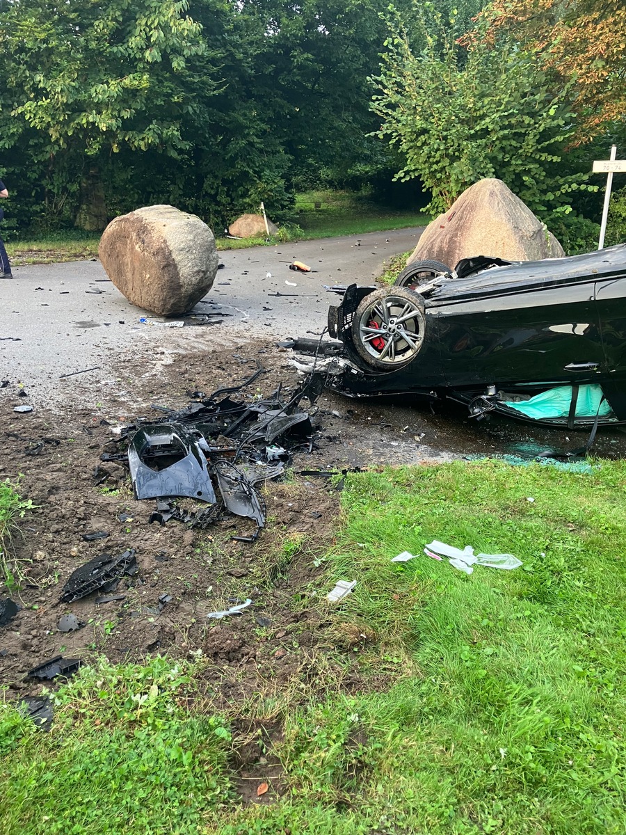 FF Bad Salzuflen: Mehrere Verletzte bei Unfällen in Bad Salzuflen / Autos rammen tonnenschweren Findling und Straßenschild