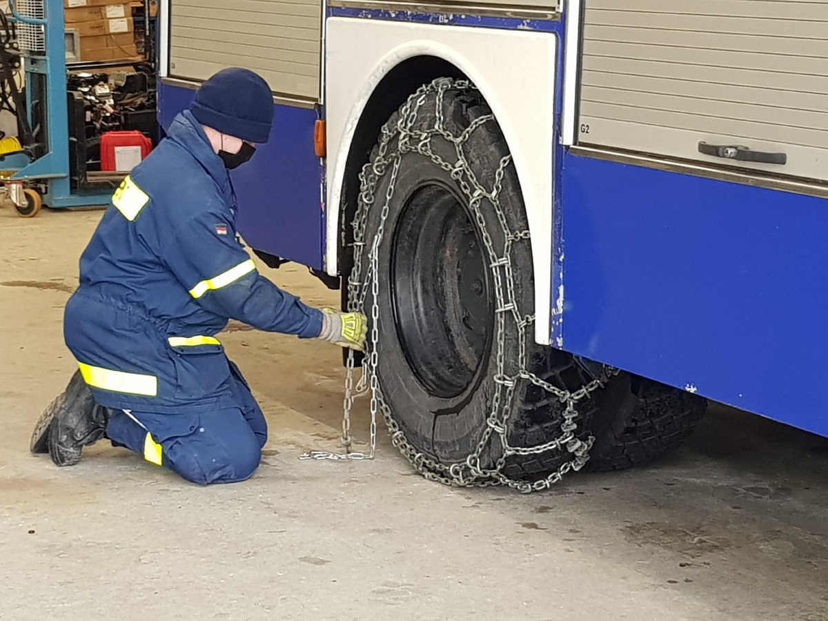 THW HB-NDS: Wintereinbruch: THW-Kräfte schleppen Fahrzeuge frei, begleiten Rettungsdienste und räumen Schneelasten von Dächern