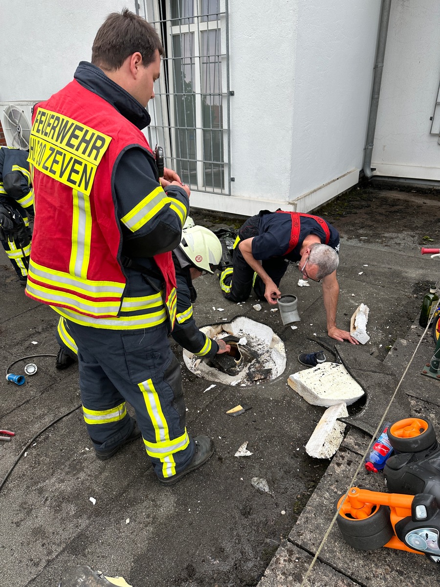 FW-ROW: Zweijähriger steckt in Abwasserrohr fest