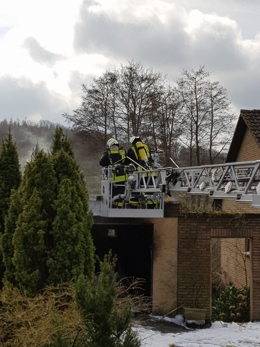 FW Lügde: Garagenbrand mit PKW fordert Feuerwehr