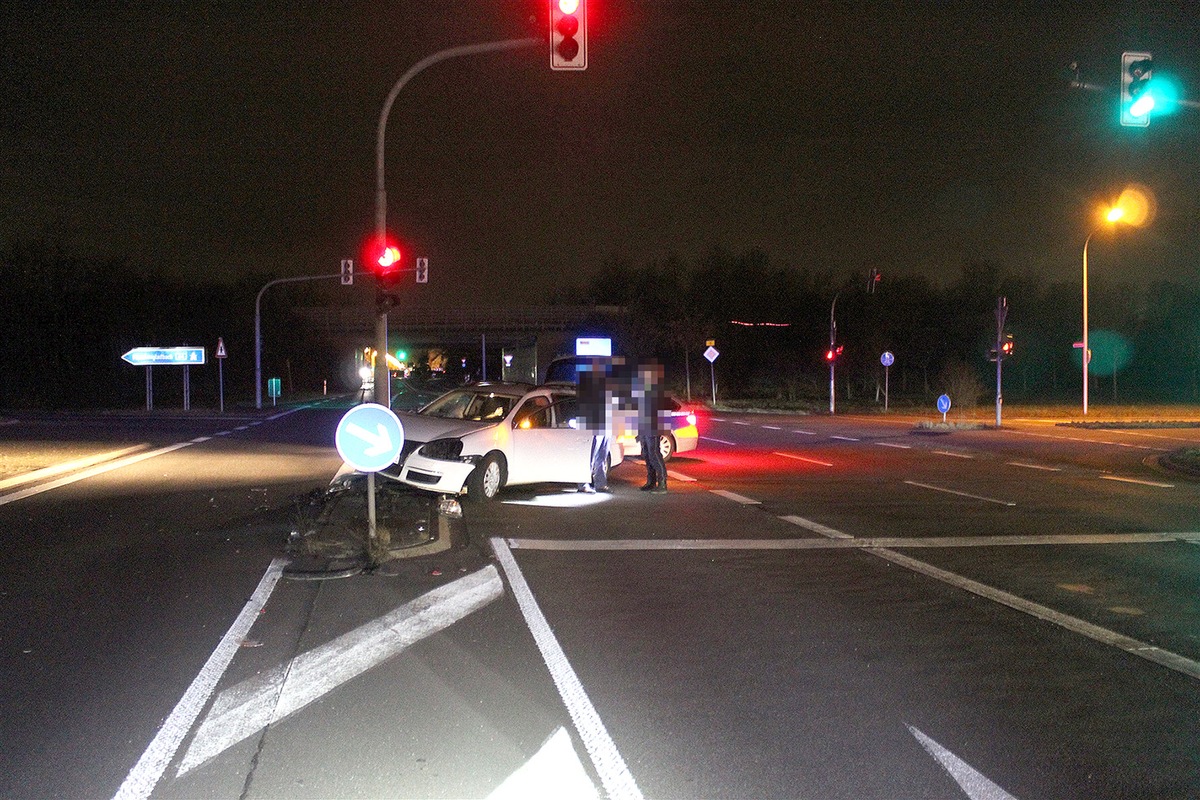 POL-KR: Fischeln: Betrunkener Autofahrer fährt gegen Ampelmast