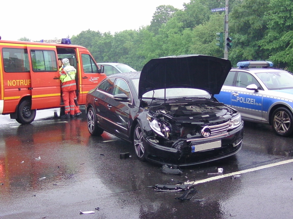 POL-PDWO: Vorfahrt missachtet: Zwei Schwerverletzte