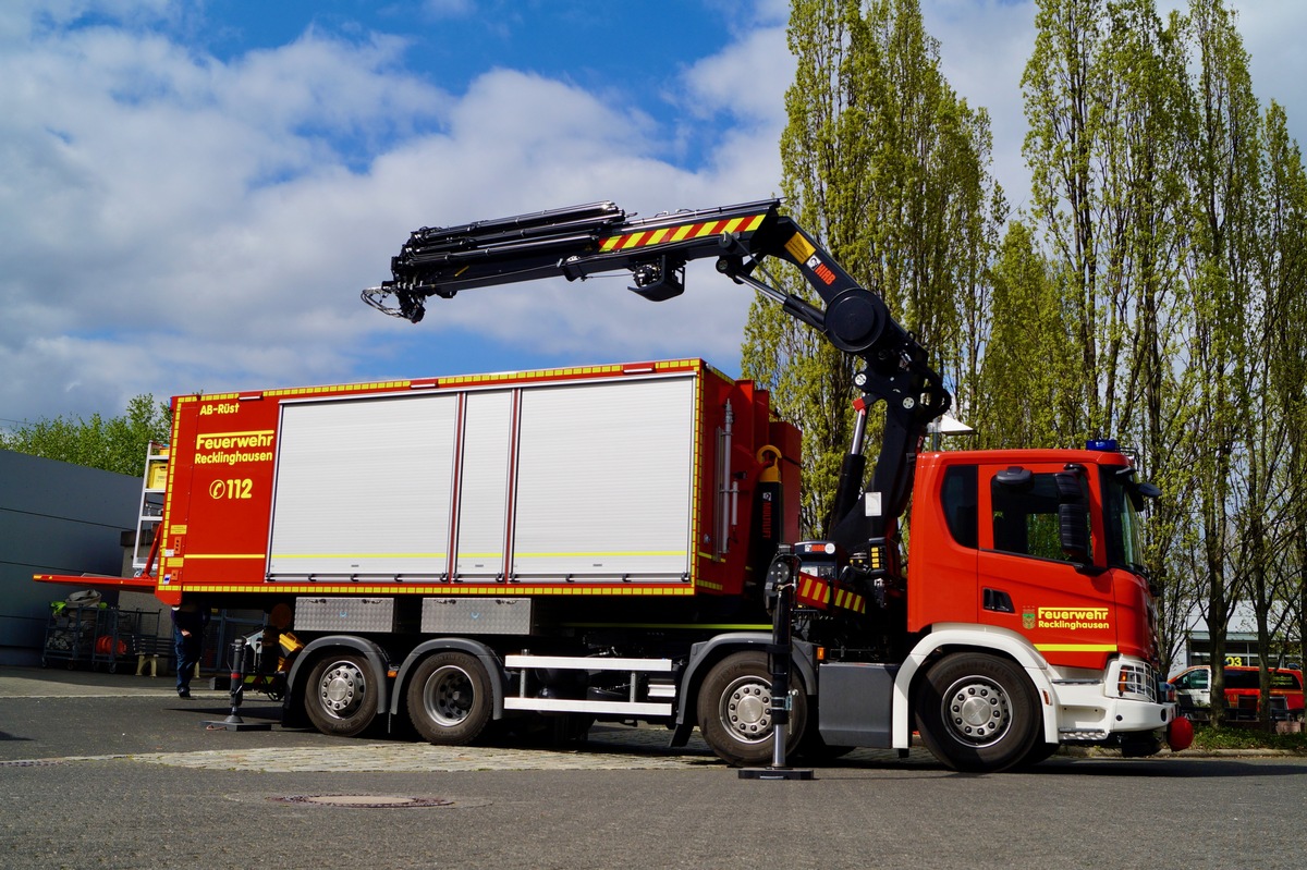 FW-RE: Verkehrsunfall mit PKW auf dem Dach