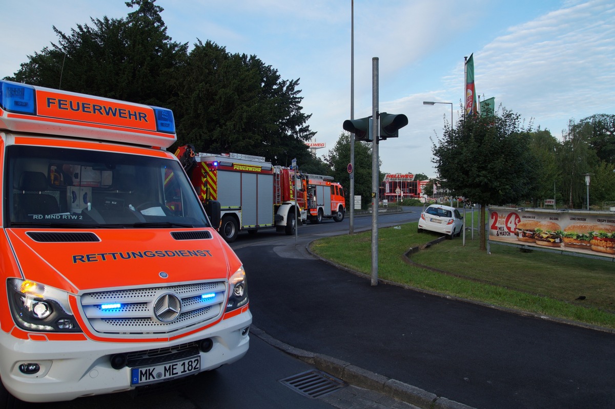 FW Menden: Verkehrsunfall - Zwei PKW kollidieren im Kreuzungsbereich