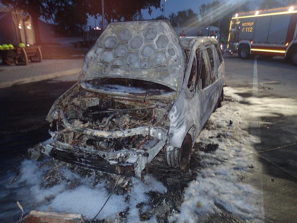 POL-VDMZ: Fahrzeugbrand - Urlauber aus Notlage befreit