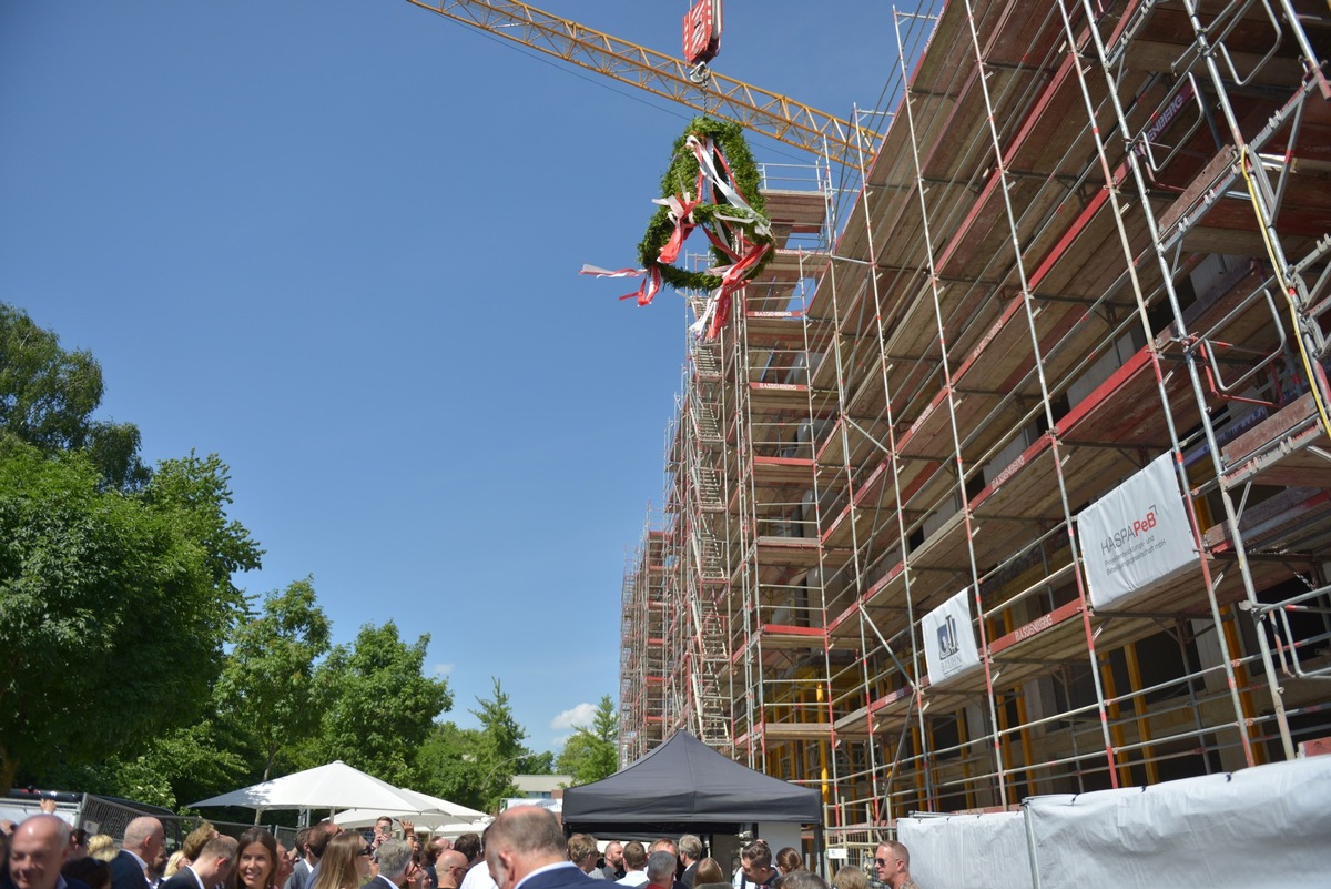 Richtfest für 208 Wohnungen und 8.000 Quadratmeter Hotel- und Gewerbefläche in Hamburg-Hamm