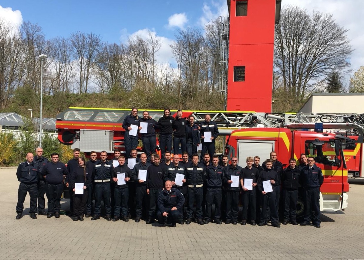 FW-EN: 30 freiwillige Feuerwehrleute beenden Ihre Grundausbildung