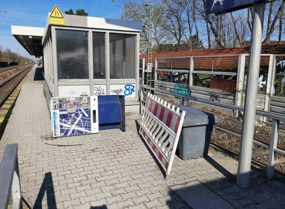 Bundespolizeidirektion München: Ereignisreicher Ostermontag für die Münchner Bundespolizei: Identität geklärt - Gegenstände im Gleisbereich - S-Bahnsurfer - Zigarettenautomatenaufbruch - Einsteigeunfall