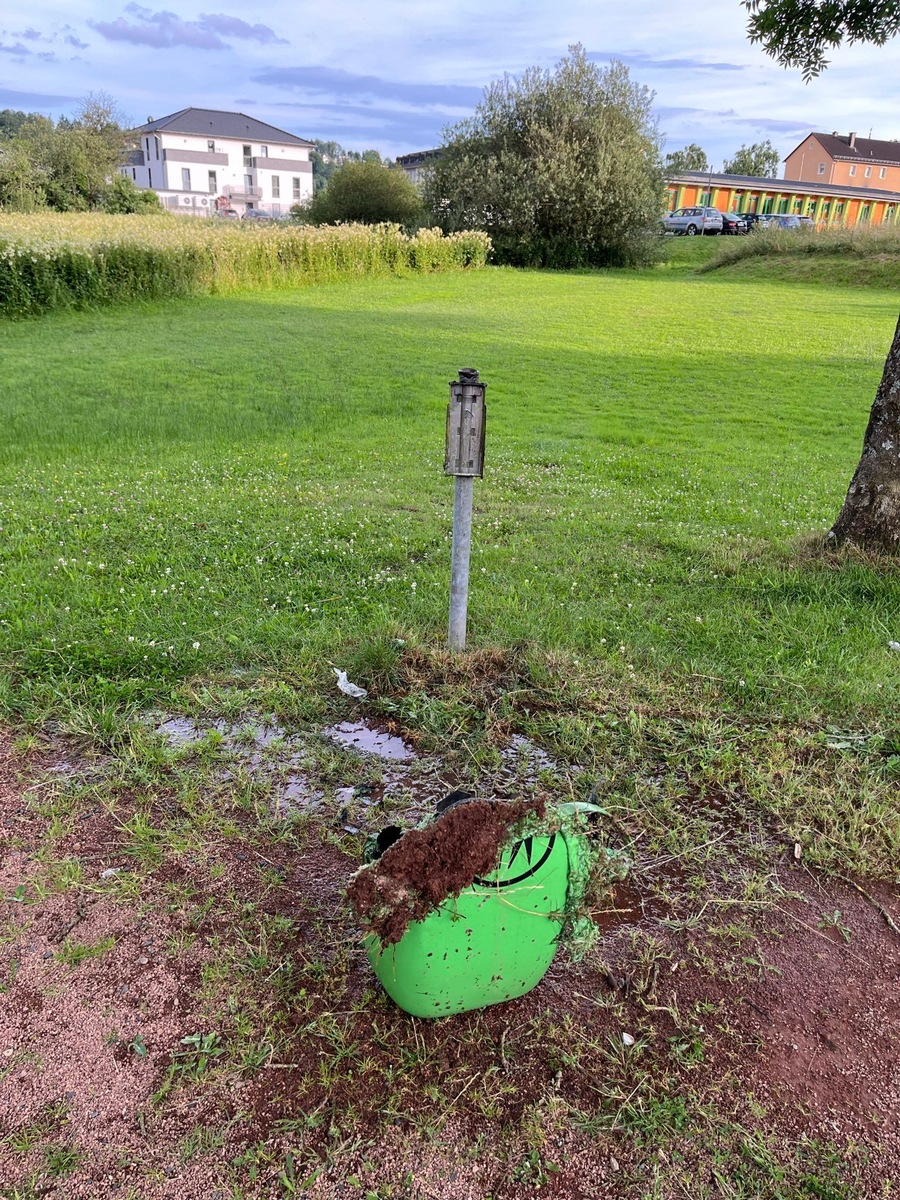 POL-PDTR: Brennender Mülleimer im Park-Jugendliche flüchten