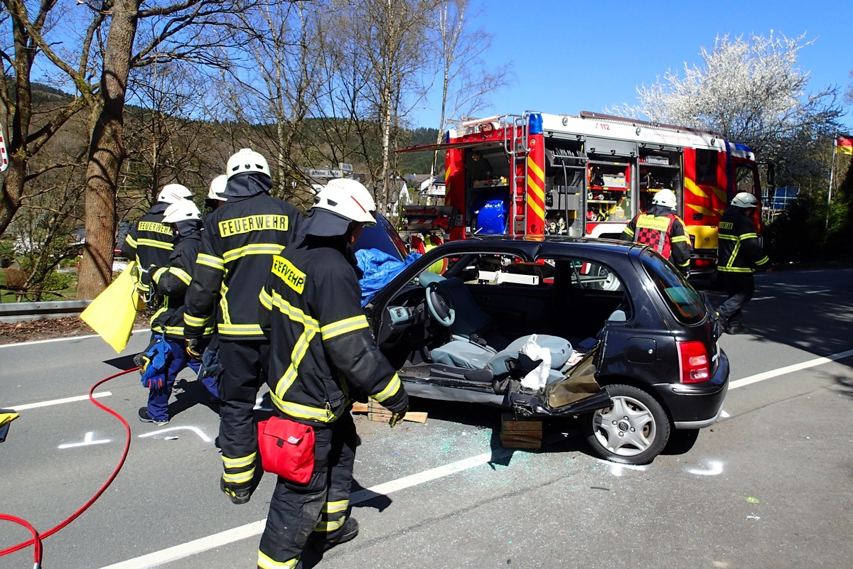 FW-PL: Verkehrsunfall mit eingeklemmter Person