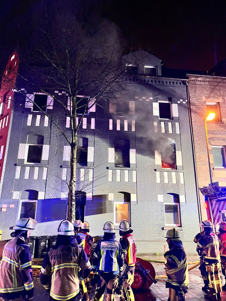 FW-E: Ausgedehnter Wohnungsbrand in der Nacht - drei verletzte Personen