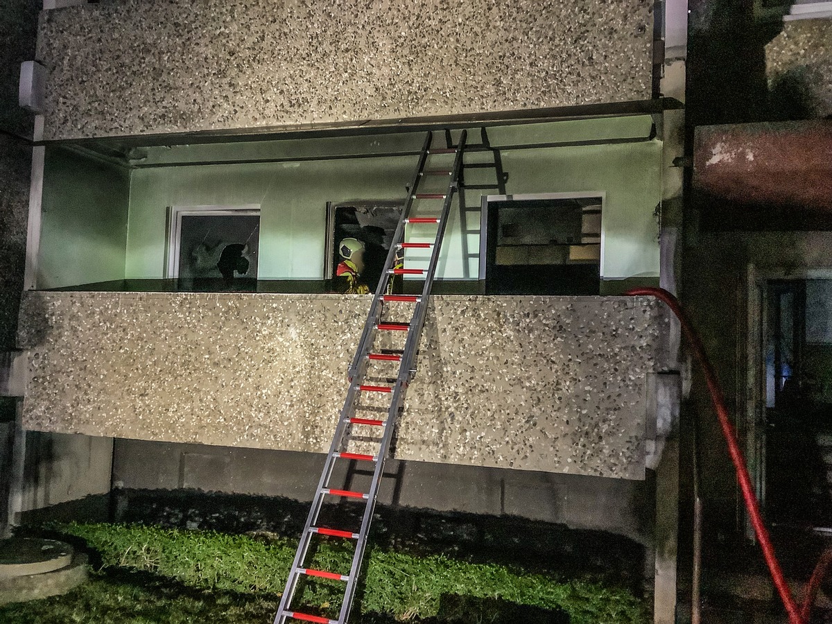 FW Dresden: Wohnungsbrand in Plattenbau: Mehrere Verletzte, darunter zwei Feuerwehrleute