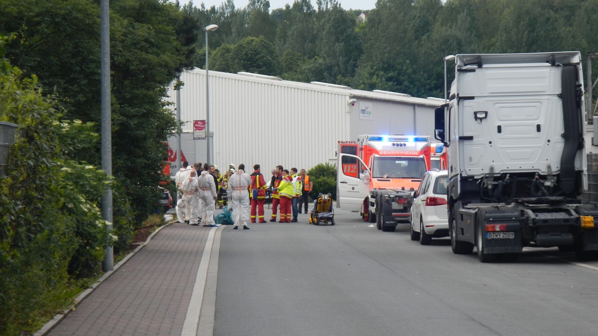 FW-LÜD: Großaufgebot der Feuer und des Rettungsdienstes an der Elbinger Straße/Mehrere Verletzte nach einem Gefahrstoffaustritt bei einer Lüdenscheider Spedition