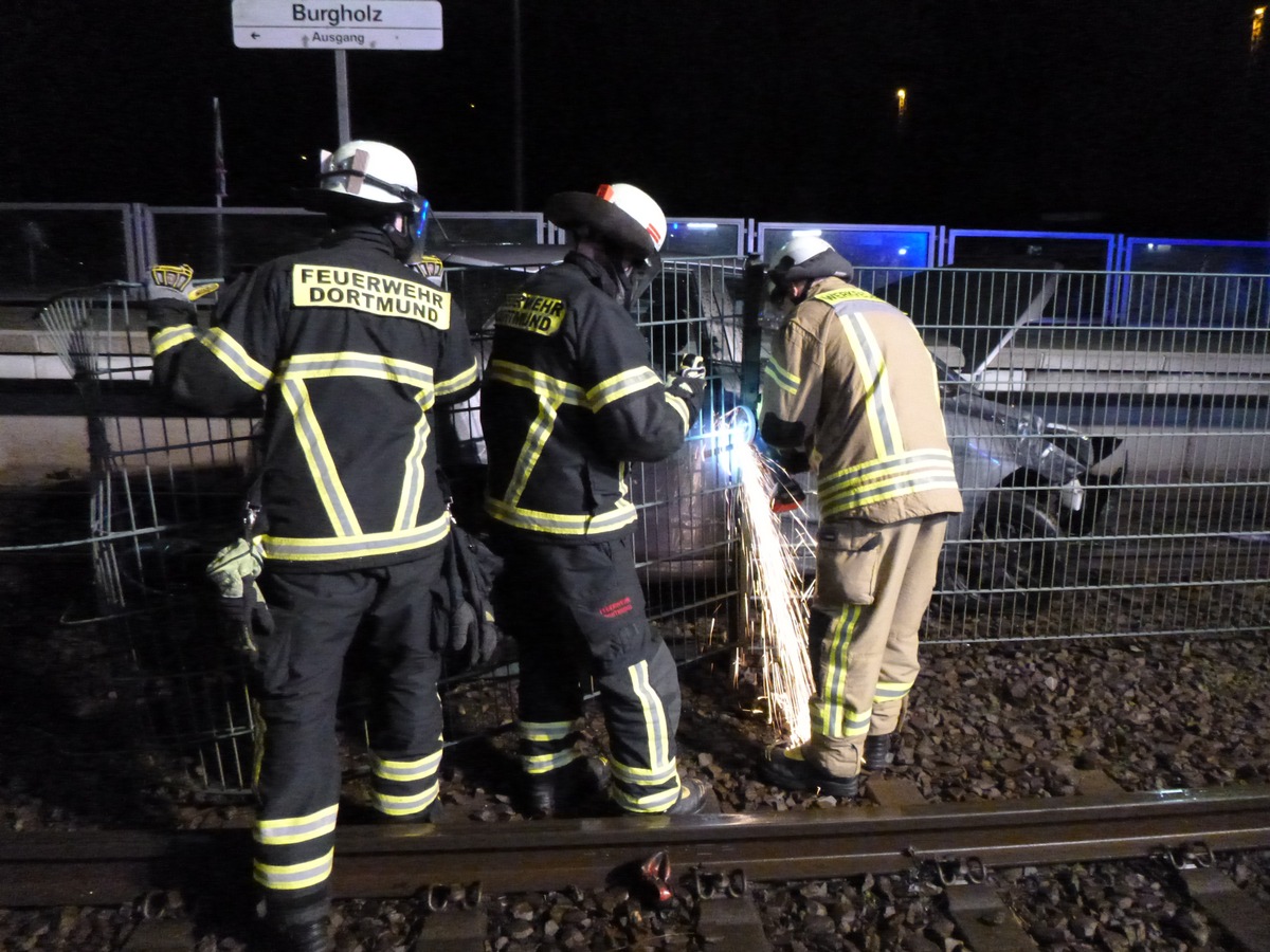 FW-DO: PKW landet nach Verkehrsunfall im Gleisbett der Stadtbahn - Feuerwehr unterstützt bei der Bergung