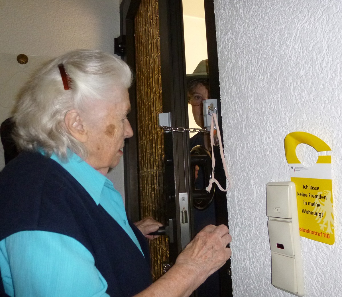 POL-ME: Seniorin von vermeintlichen Handwerkern betrogen - Hilden - 2212011