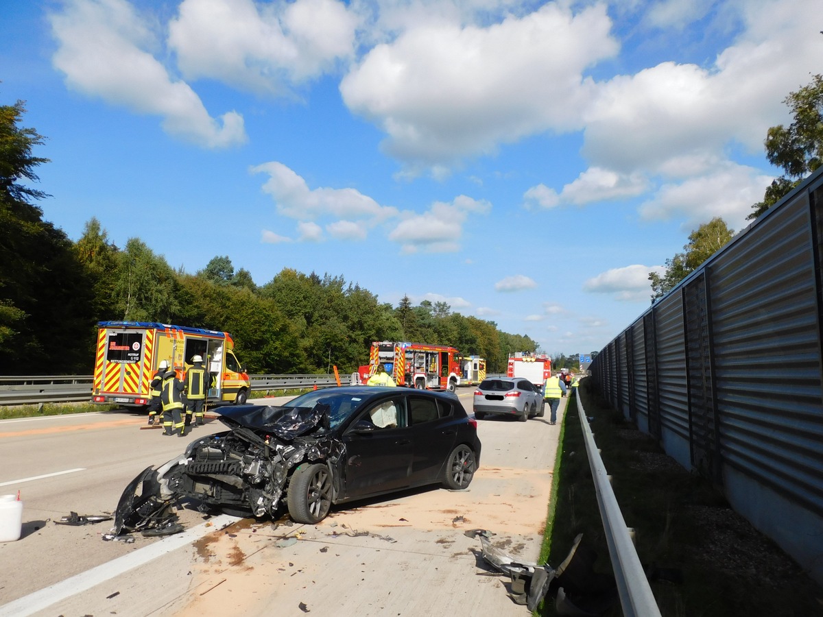 POL-HK: Nachtrag: Bild zu schwerem Verkehrsunfall mit fünf beteiligten Kraftfahrzeugen auf der A7 Fahrtrichtung Hamburg kurz vor der Anschlussstelle Bad Fallingbostel am 07.10.2022