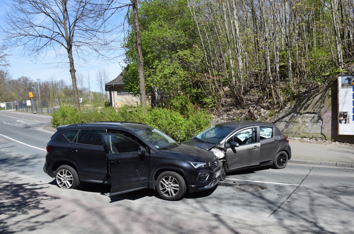 POL-HF: Frontalzusammenstoß im Kurvenbereich- Insassen verletzt