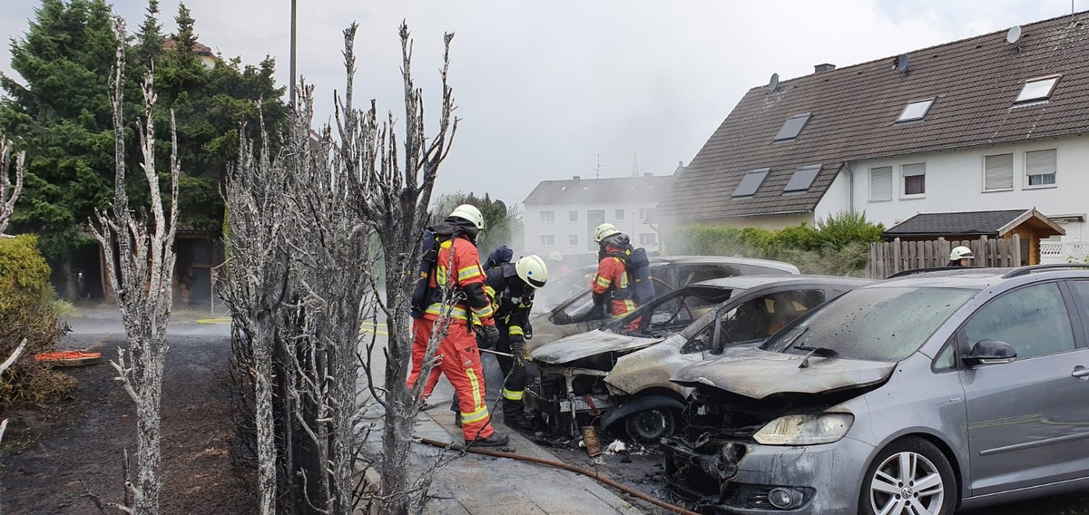 POL-ME: Mehrere Autos bei Heckenbrand beschädigt: Schaden von rund 100.000 Euro - Velbert - 1907151