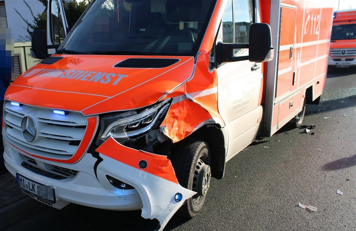 POL-MI: Rettungswagen bei Einsatzfahrt in Verkehrsunfall verwickelt