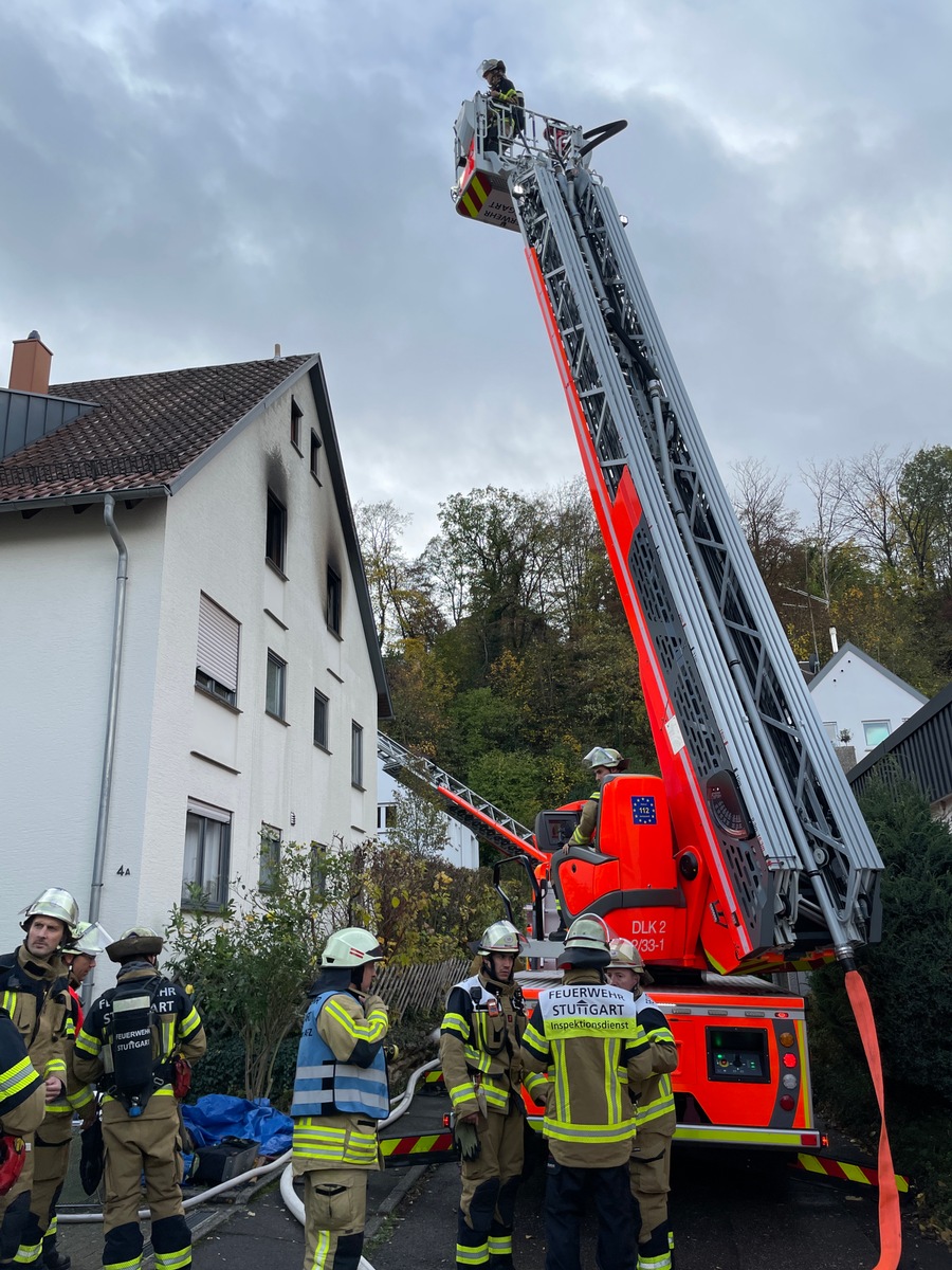 FW Stuttgart: Zwei verletzte Personen bei Vollbrand einer Wohnung