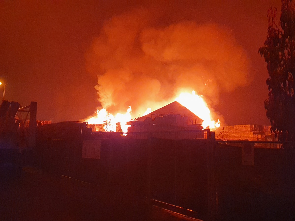 POL-PDNW: Vollbrand einer Lagerhalle für Paletten - Erstmeldung