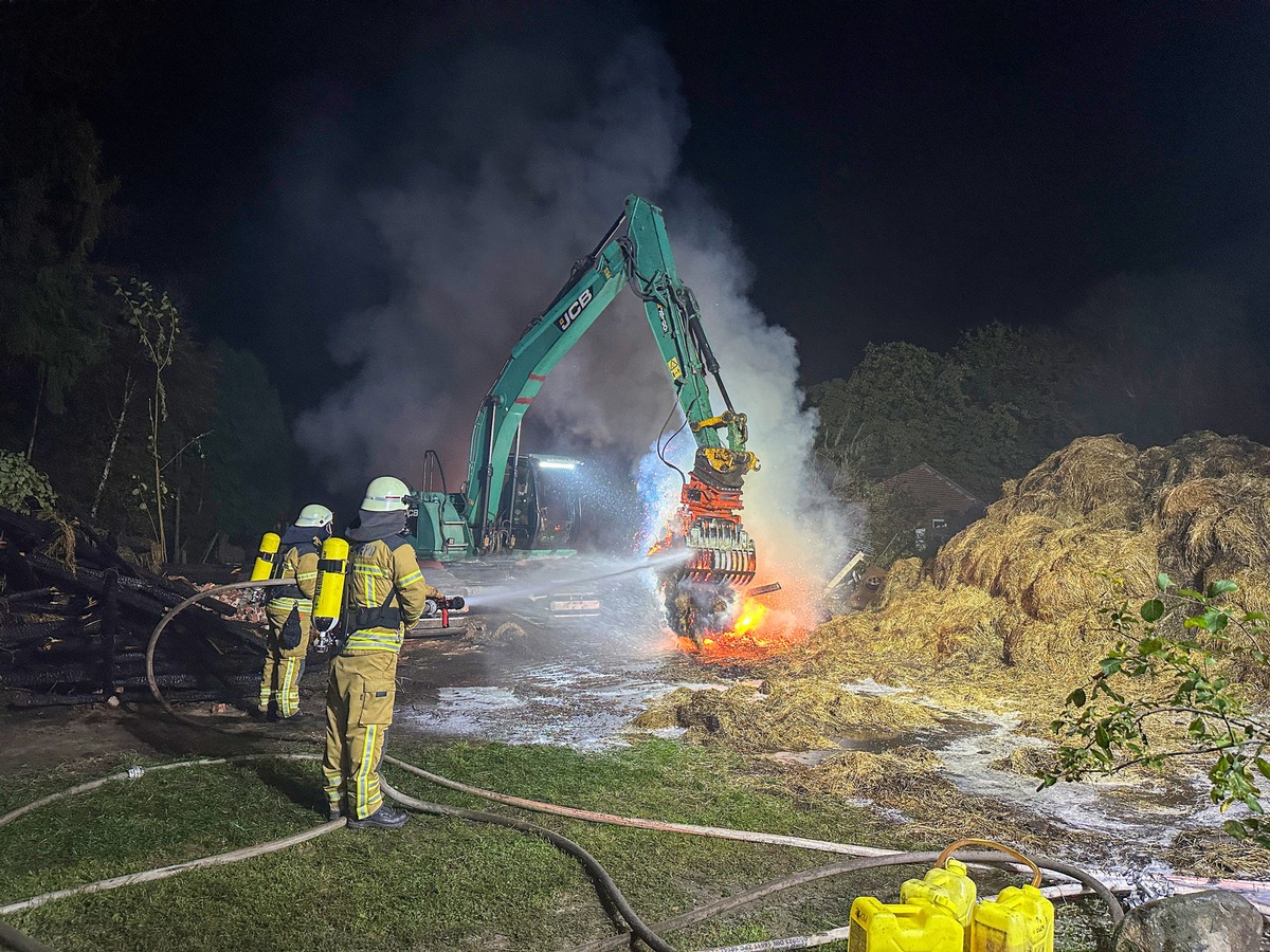 FW Osterholz-Scharm.: 10stündiger Einsatz in Ohlenstedt - Feuerwehr kann Übergreifen der Flammen auf Nachbargebäude verhindern