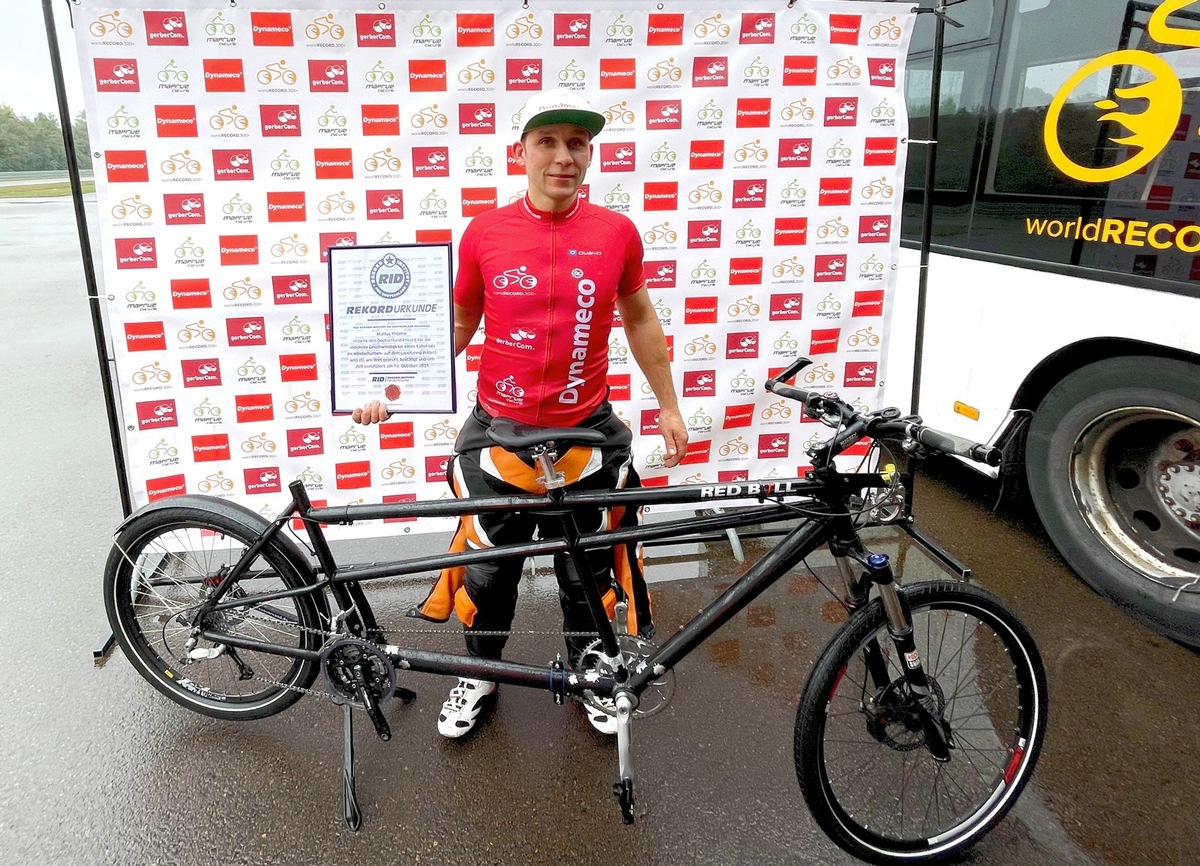 Deutschland-Rekord nach 72 Jahren verbessert – mit Tempo 166,2 km/h holt Radsportler Marius Prünte die »höchste Geschwindigkeit eines Fahrrads im Windschatten«. Neue sportliche Bestleistung mit RID-Rekordurkunde zertifiziert.