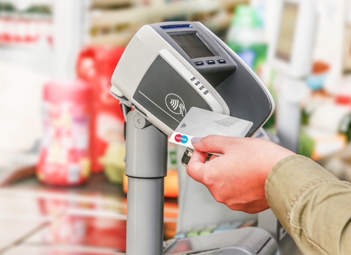 Mit der Girokarte kontaktlos bei ALDI bezahlen