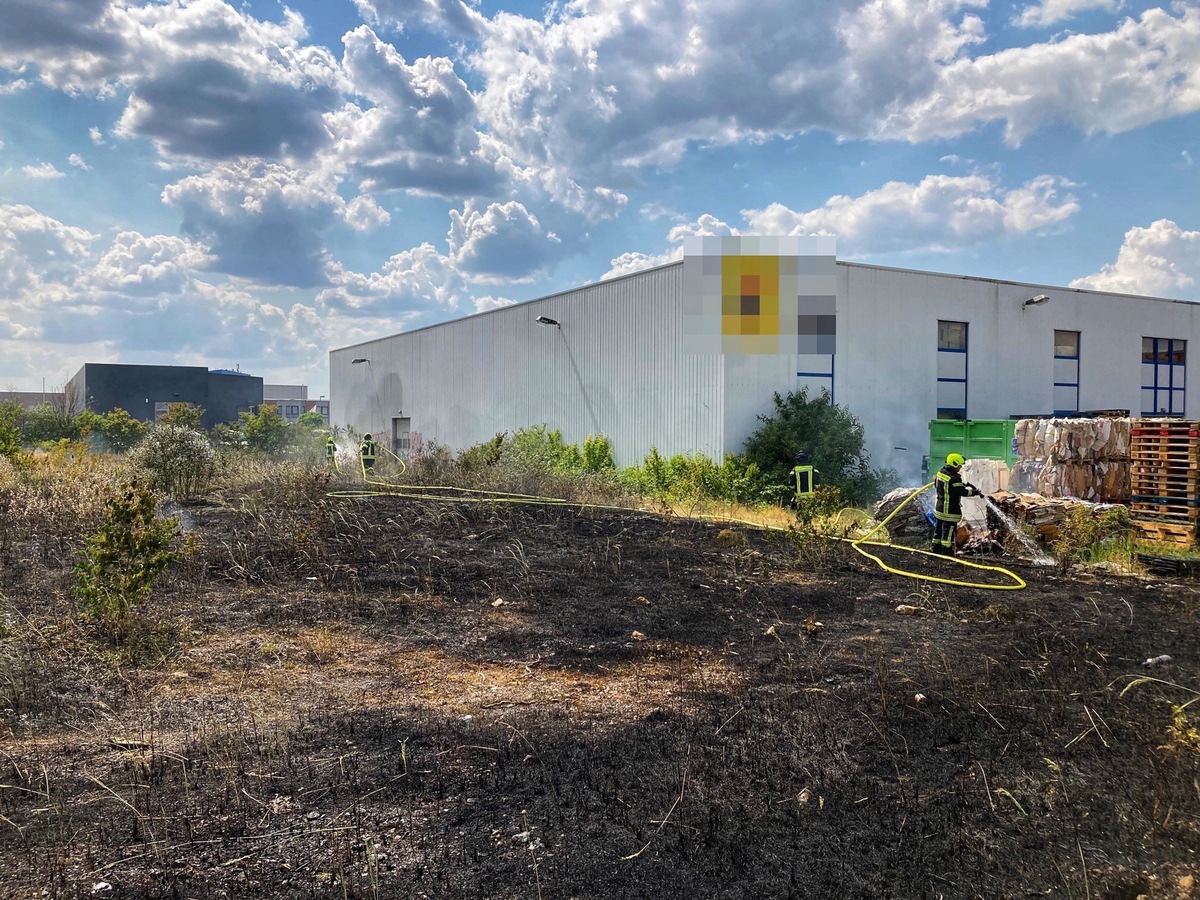 FW-OB: Flächenbrand und Verkehrsunfall beschäftigen Feuerwehr am Nachmittag