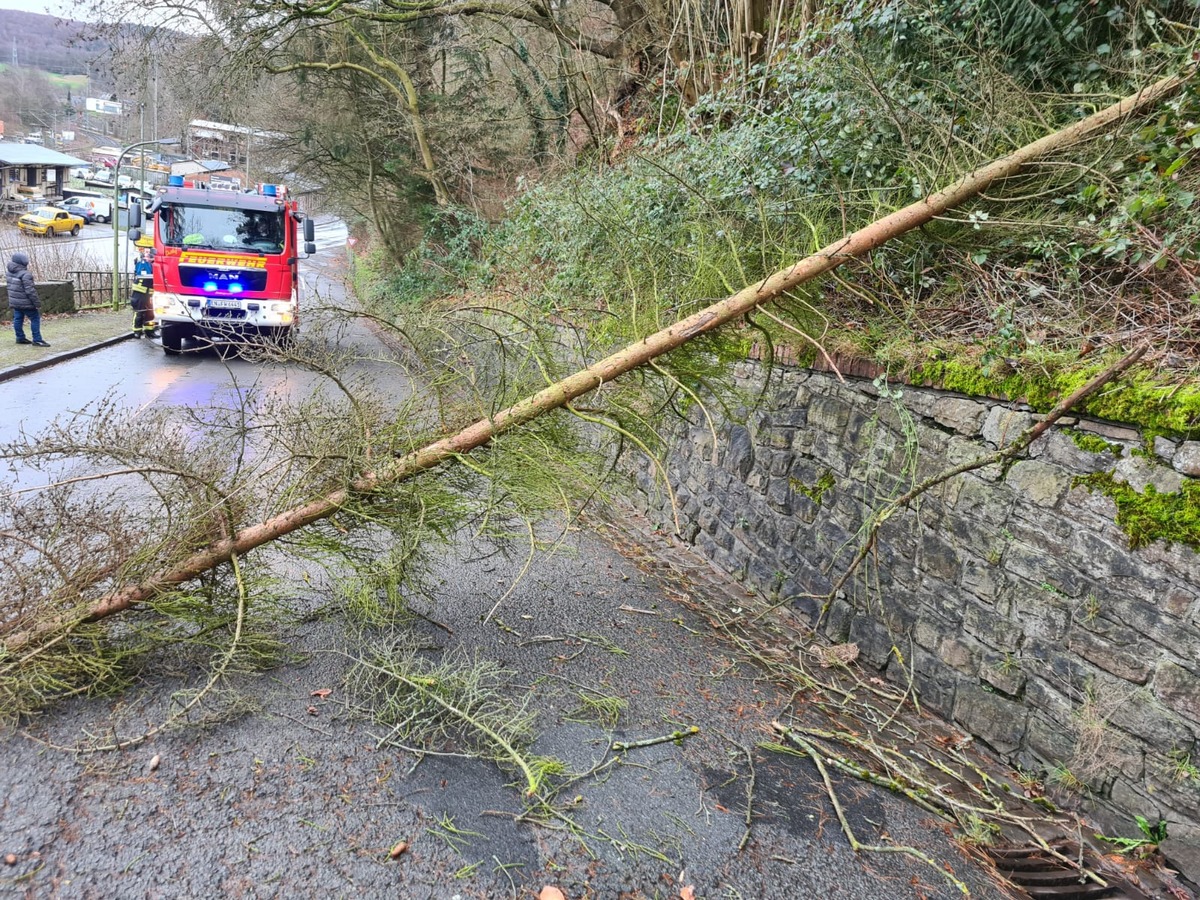 FW-EN: Wetter - Fünf Einsätze am Sonntag