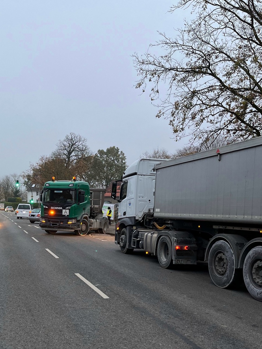 POL-BI: Zusammenstoß mit rangierendem LKW