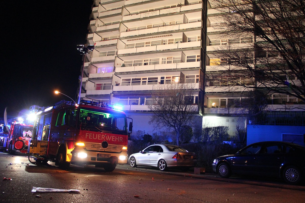 FW-GL: Unruhiger Jahreswechsel für die Feuerwehr Bergisch Gladbach
Balkonbrand eines Hochhauses fordert 3 Verletzte - Einsatzkräfte werden mit Raketen und Böllern an ihrer Arbeit gehindert