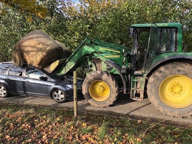 POL-PDTR: Traktor stößt mit PKW zusammen; Glück im Unglück