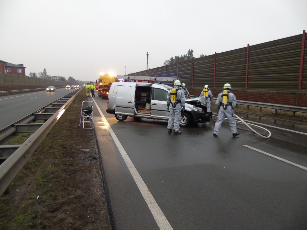 POL-WL: Gefahrguteinsatz nach Verkehrsunfall ++ Seevetal - Einbrecher unterwegs ++ Seevetal/Meckelfeld - Transporter gestohlen ++ Und weitere Meldungen