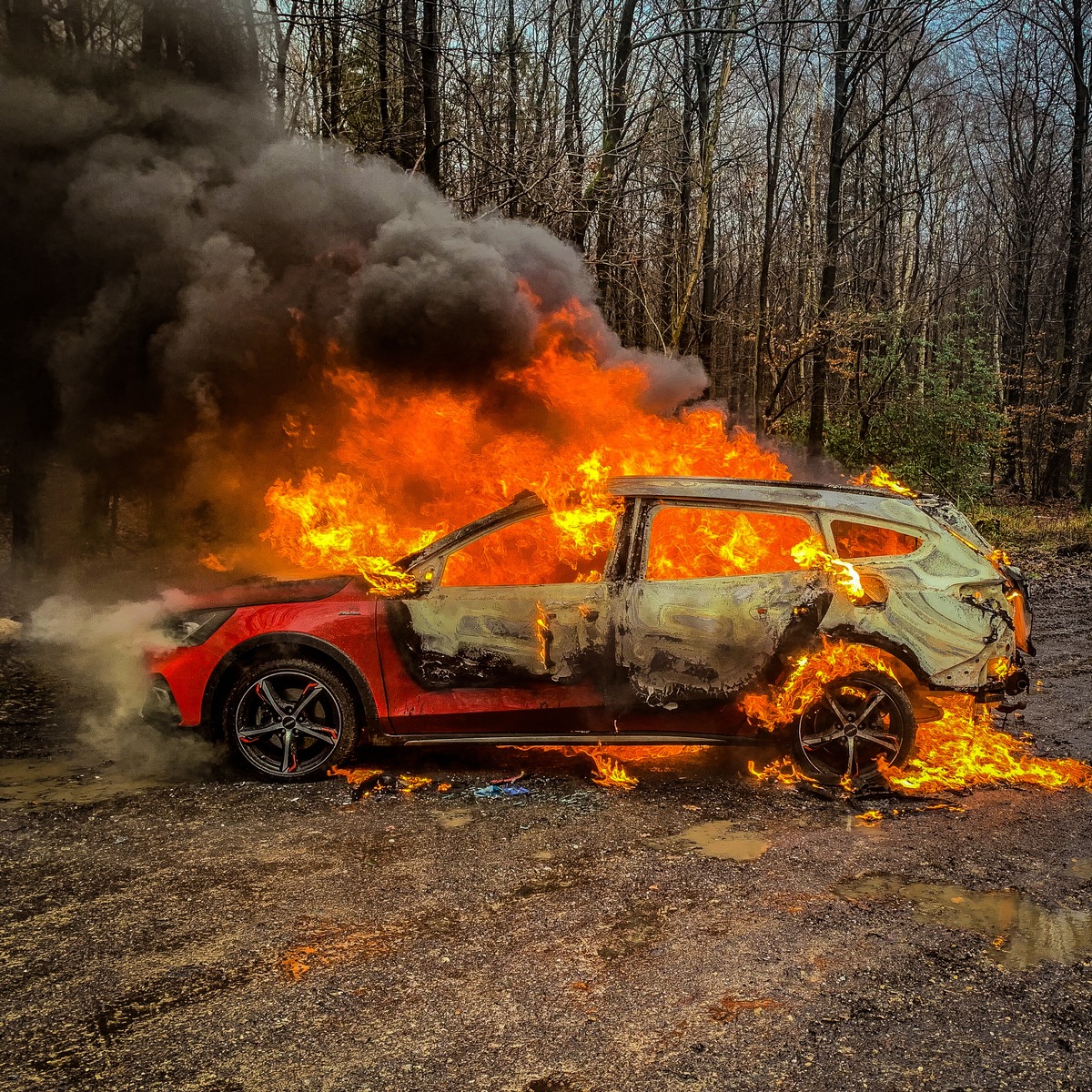 FW-Stolberg: Wohnungs- und PKW-Brand