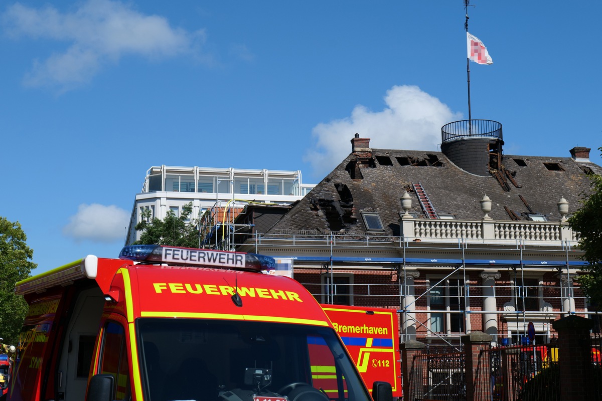 FW Bremerhaven: Feuerwehr Bremerhaven löscht Dachstuhlbrand