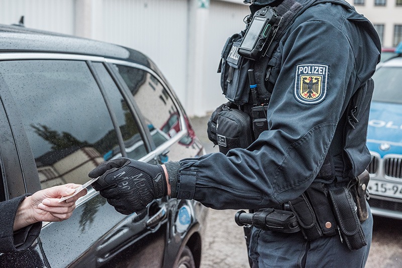 Bundespolizeidirektion München: Nickerchen in der Kontrollstelle/ Bundespolizei stellt gefälschten Führerschein sicher