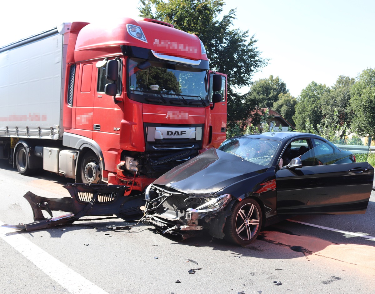 POL-HX: Zusammenstoß zwischen Pkw und Lkw - Drei Personen verletzt