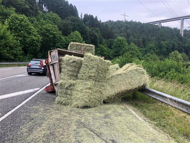 POL-PDPS: Traktoranhänger mit Heuballen kippt um